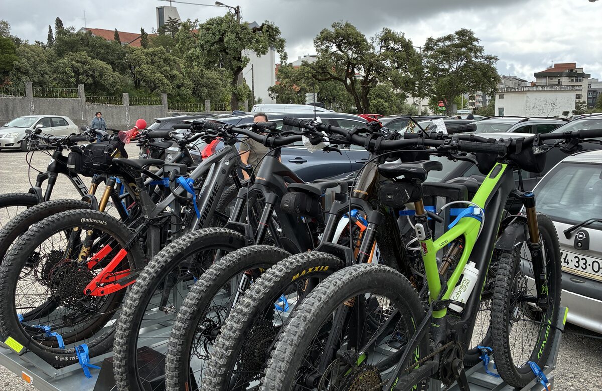 Bicicletas transportadas para un grupo de ciclistas