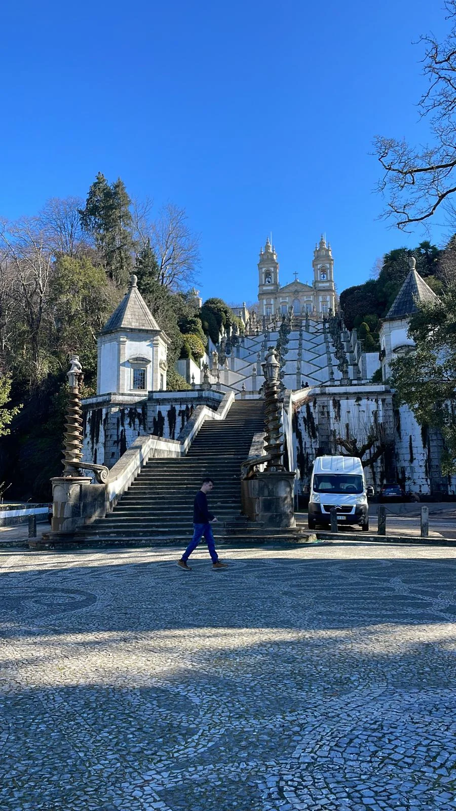 Escalier monumental et sanctuaire sous un ciel bleu