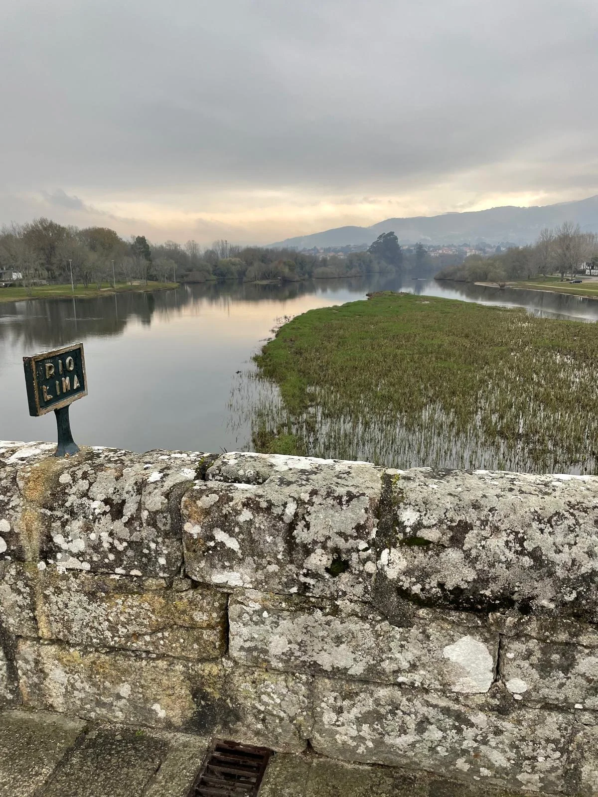 Rivière derrière un vieux pont de pierre