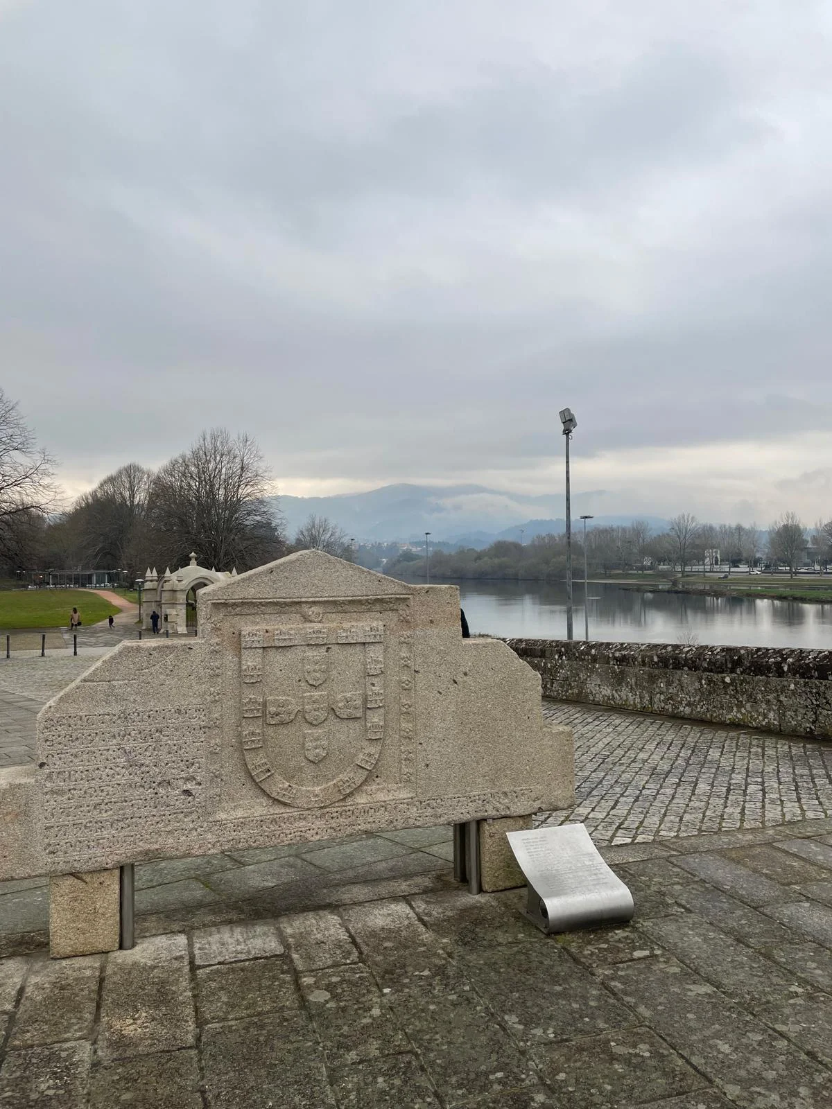 Monument en pierre sculptée au bord d’une rivière