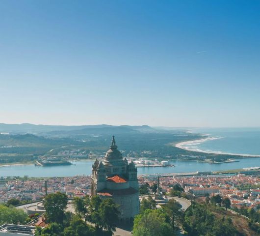 Santuario de Santa Luzia sobre Viana do Castelo, con la desembocadura del Lima y el Atlántico al fondo